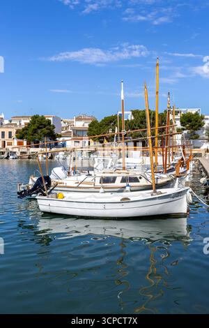 Portocolom Fischerdorf auf Mallorca mit Booten und bunten Häusern Urlaub am Meer Reise in Spanien Portocolom, Spanien - 26. Mai 2025 : Portocolom Fischerdorf auf Mallorca mit Booten und bunten Häusern Urlaub am Meer Reise à Portocolom, Espagne. *** Portocolom village de pêcheurs à Majorque avec des bateaux et des maisons colorées vacances par le voyage en mer en Espagne Portocolom, Espagne 26 mai 2025 Portocolom village de pêcheurs à Majorque avec des bateaux et des maisons colorées vacances par le voyage en mer à Portocolom, Espagne Banque D'Images