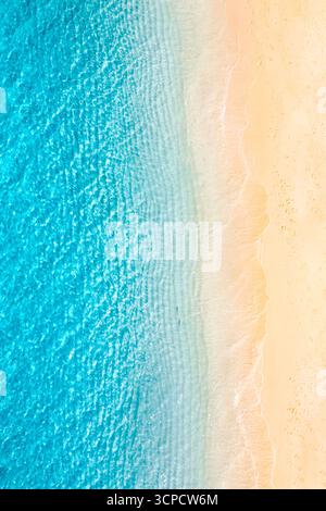 Magnifique plage aérienne d'été île rivage soleil mer immaculée vagues de l'océan turquoise eau sable littoral haut drone vue nature tropicale voyage fond d'écran Banque D'Images