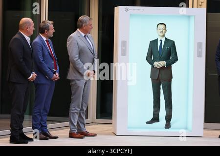Bruxelles, Belgique. 25 septembre 2025. Le baron Léon Lambert photographié sur un hologramme lors de l’inauguration du bâtiment Marnix, le siège récemment rénové de la banque ING Belgique à Bruxelles, jeudi 25 septembre 2025. BELGA PHOTO BENOIT DOPPAGNE crédit : Belga News Agency/Alamy Live News Banque D'Images