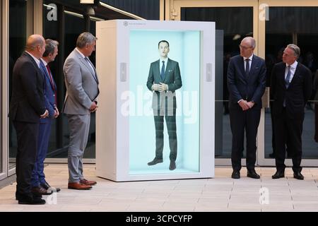Bruxelles, Belgique. 25 septembre 2025. Le baron Léon Lambert photographié sur un hologramme lors de l’inauguration du bâtiment Marnix, le siège récemment rénové de la banque ING Belgique à Bruxelles, jeudi 25 septembre 2025. BELGA PHOTO BENOIT DOPPAGNE crédit : Belga News Agency/Alamy Live News Banque D'Images