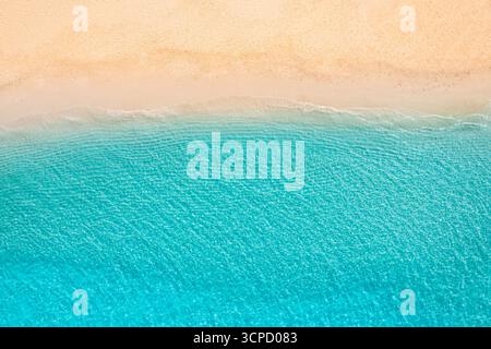 Vue aérienne de dessus de la côte tropicale exotique avec plage de sable et eau de l'océan calme, paysage côtier pittoresque, destination de voyage nature sereine d'été Banque D'Images
