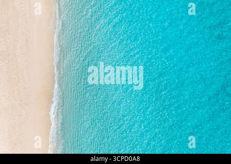 Superbe vue aérienne de dessus de la plage tropicale de sable et le rivage avec l'eau de l'océan calme, paysage côtier pittoresque, paysage de nature sereine, voyage d'été Banque D'Images