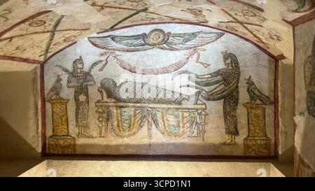 Alexandrie, Égypte - 13 février 2025 : fresque montrant la déesse Isis aidant à embaumer une momie à l'intérieur du tombeau de Tigran aux catacombes de Kom Banque D'Images