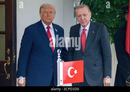 Washington, District de Columbia, États-Unis. 25 septembre 2025. Le président DONALD TRUMP et le président turc RECEP TAYYIP ERDOÄžAN posent pour une photo avec le drapeau turc devant eux devant l’aile ouest à la Maison Blanche. (Crédit image : © Joey Sussman/ZUMA Press Wire) USAGE ÉDITORIAL SEULEMENT ! Non destiné à UN USAGE commercial ! Banque D'Images
