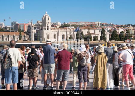 Un guide touristique avec un groupe de visiteurs se tient devant le monastère de Jerónimos à Lisbonne, au Portugal Banque D'Images