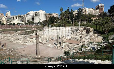 Alexandrie, Égypte - 13 février 2025 : L'amphithéâtre romain d'Alexandrie, un ancien monument gréco-romain avec des sièges en marbre, des colonnes et des ruines, Banque D'Images