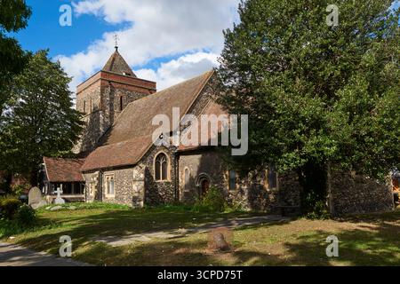 L'église normande historique du XIIe siècle de St Helen et St Giles à Rainham, Grand Londres, Royaume-Uni Banque D'Images