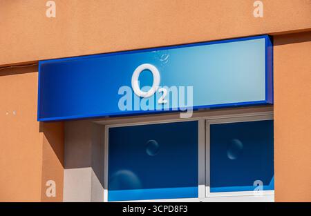 Ziar nad Hronom, Slovaquie - 21 septembre 2025 : signature de l'opérateur de réseau mobile O2. Filiale O2 à Ziar nad Hronom. Slovaquie. Banque D'Images
