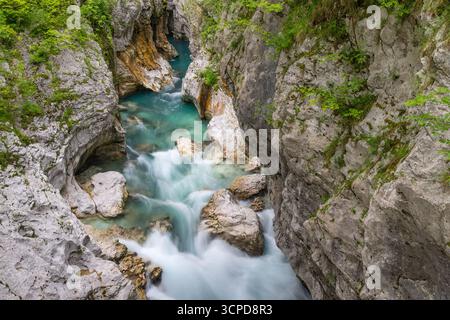Vue sur la grande gorge de Soca au parc national du Triglav en Slovénie. Banque D'Images