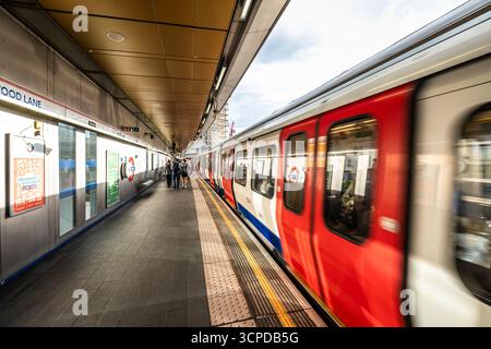 London Underground moments. Les gens à la plate-forme du Undergorund ou métro à Londres, Royaume-Uni, Royaume-Uni Banque D'Images
