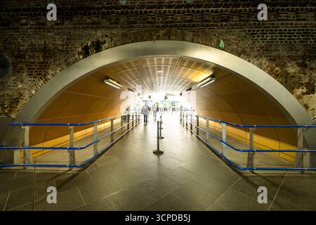 London Underground moments. Les gens à la plate-forme du Undergorund ou métro à Londres, Royaume-Uni, Royaume-Uni Banque D'Images
