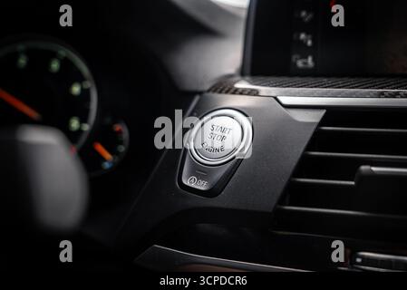 Gros plan de l'intérieur de la BMW X4 mettant en évidence le bouton Start ou Stop Engine Banque D'Images