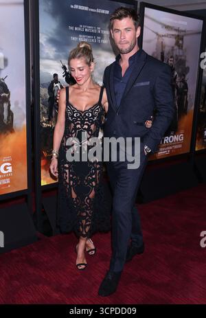 NEW YORK, NY- 16 JANVIER : Elsa Pataky et Chris Hemsworth arrivent pour la première mondiale de 12 Strong qui a eu lieu au Jazz au Lincoln Center le 16 janvier 2018 à New York. Crédit : Joseph Marzullo/MediaPunch Banque D'Images