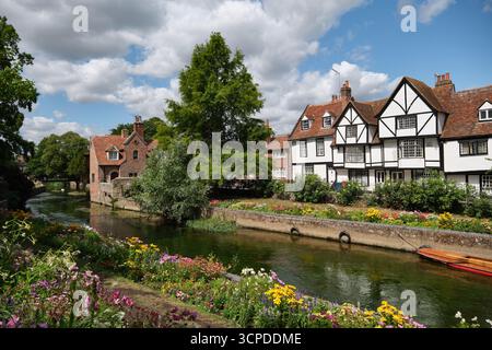 Maisons historiques Tudor près de la rivière Stour à Canterbury par une journée d'été ensoleillée Banque D'Images