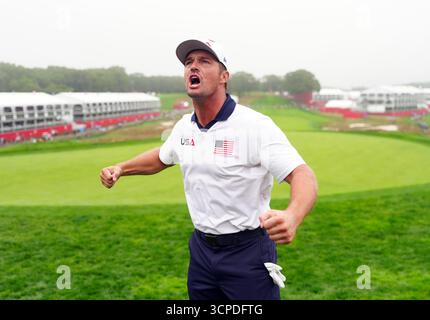 Bryson DeChambeau de Team United States sur le 18e green au Bethpage Black course, Farmingdale, New York avant la 45e Ryder Cup qui débute demain. Date de la photo : jeudi 25 septembre 2025. Banque D'Images