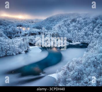 Vue aérienne des lacs gelés, des cascades et de la forêt enneigée. Hiver Banque D'Images
