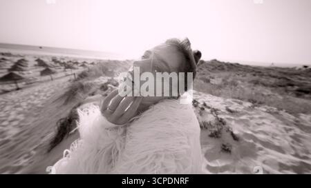 Un portrait de plage éthéré capturé magnifiquement dans des tons noir et blanc saisissants Banque D'Images
