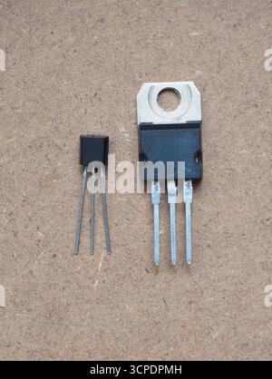 Transistors à technologie de trou traversant en électronique. Banque D'Images