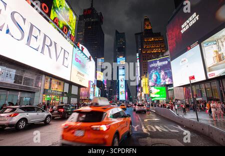 Tempête de pluie à Time Square, New York Banque D'Images