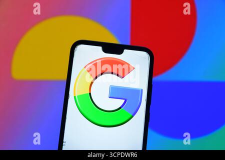 Dans cette illustration photo, le logo de la société Google est affiché sur l'écran d'un smartphone. Banque D'Images