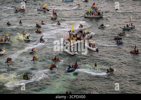 Beyrouth, Liban. 25 septembre 2025. Les partisans pro-iraniens du Hezbollah à bord de petits bateaux défilent près du·célèbre pigeon rocher du Liban au cours d'un événement marquant le premier anniversaire de l'assassinat du chef du parti Hassan Nasrallah dans une frappe aérienne israélienne massive. Crédit : Marwan Naamani/dpa/Alamy Live News Banque D'Images