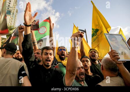 Beyrouth, Liban. 25 septembre 2025. Les partisans du Hezbollah pro-iranien assistent à un événement au pigeon de·du Liban pour marquer le premier anniversaire de l'assassinat du chef du groupe Hassan Nasrallah, tué dans une frappe aérienne israélienne massive. Le Hezbollah a prévu plusieurs événements pour commémorer le meurtre de Nasrallah le 27 septembre 2024 et de son successeur choisi Hashem Safieddine quelques jours plus tard. Crédit : Marwan Naamani/dpa/Alamy Live News Banque D'Images