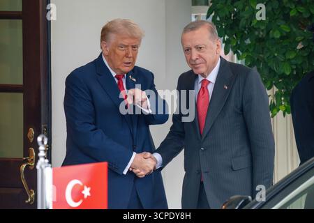 25 septembre 2025, Washington, District de Columbia, le président américain DONALD TRUMP (l) pointe le président turc RECEP TAYYIP ERDOGAN à la Maison Blanche pour regarder vers la presse alors qu'ils tiennent leur poignée de main à l'extérieur de l'aile ouest à la Maison Blanche. (Crédit image : © Joey Sussman/ZUMA Press Wire) USAGE ÉDITORIAL SEULEMENT ! Non destiné à UN USAGE commercial ! Banque D'Images