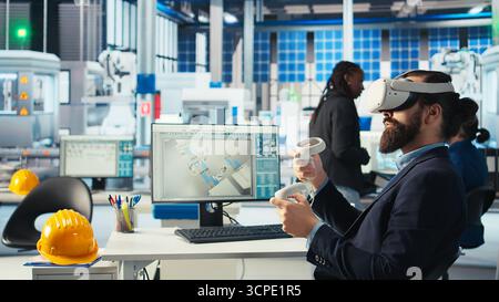 Expert en usine photovoltaïque utilisant la technologie VR pour construire des modèles de générateurs d'énergie renouvelable. Technicien d'usine de panneaux solaires construisant des cellules solaires respectueuses de l'environnement en utilisant un équipement de réalité virtuelle, caméra A. Banque D'Images