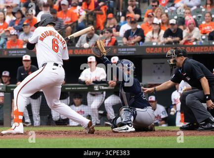 Baltimore, États-Unis. 25 septembre 2025. BALTIMORE, MD - SEPTEMBRE 25 : Ryan Mountcastle (6 ans), première base des Orioles de Baltimore, laisse le ballon passer par le receveur des Rays de Tampa Bay Nick fortes (40 ans) lors d'un match MLB entre les Orioles de Baltimore et les Rays de Tampa Bay, le 25 septembre 2025, à Oriole Park à Camden Yards, à Baltimore, Maryland. (Photo de Tony Quinn/SipaUSA) crédit : Sipa USA/Alamy Live News Banque D'Images