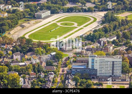Luftbild, ehemalige Trabrennbahn Dinslaken mit Abrissarbeiten und Baustelle für ein neues Wohnquartier, Bärenkampallee, Dinslaken, Ruhrgebiet, Rhénanie-du-Nord-Westphalie, Deutschland ACHTUNGxMINDESTHONORARx60xEURO *** vue aérienne, ancienne piste de trot Dinslaken avec travaux de démolition et chantier pour un nouveau quartier résidentiel, Bärenkampallee, Dinslaken, région de la Ruhr, Rhénanie du Nord-Westphalie, Allemagne ATTENTIONxMINDESTHONORARx60xEURO Banque D'Images