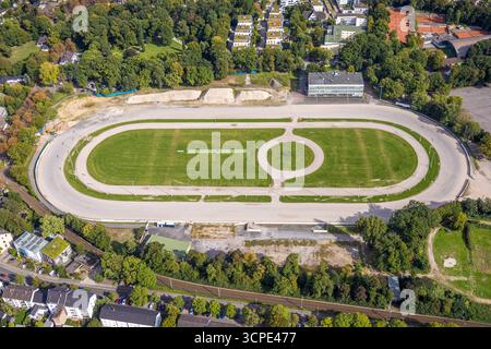 Luftbild, ehemalige Trabrennbahn Dinslaken mit Abrissarbeiten und Baustelle für ein neues Wohnquartier, Bärenkampallee, Dinslaken, Ruhrgebiet, Rhénanie-du-Nord-Westphalie, Deutschland ACHTUNGxMINDESTHONORARx60xEURO *** vue aérienne, ancienne piste de trot Dinslaken avec travaux de démolition et chantier pour un nouveau quartier résidentiel, Bärenkampallee, Dinslaken, région de la Ruhr, Rhénanie du Nord-Westphalie, Allemagne ATTENTIONxMINDESTHONORARx60xEURO Banque D'Images