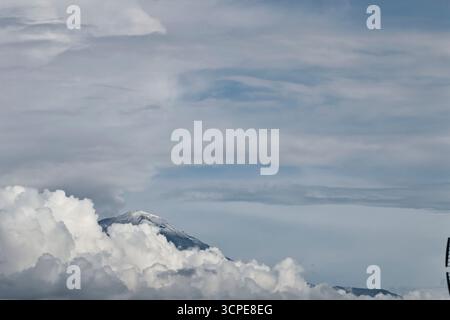 Chalco, État de Mexico, Mexique. 25 septembre 2025. Après des mois d’inactivité, les volcans Popocatepetl et Iztaccihuatl n’ont pas pu être observés, des vents violents ont dégagé le ciel dans la région de Chalco, dans l’État de Mexico, à l’est de Mexico. Après les fortes pluies qui ont touché diverses parties du Mexique, la partie orientale de l’État du Mexique connaît des vents violents et un ciel dégagé ; de plus, le volcan Popocatepetl ne présente aucun risque pour les autorités à l’heure actuelle. (Crédit image : © Josue Perez/ZUMA Press Wire) USAGE ÉDITORIAL SEULEMENT ! Non destiné à UN USAGE commercial ! Banque D'Images