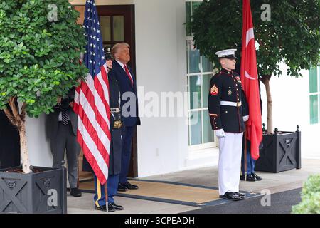 Washington, District de Columbia, États-Unis. 25 septembre 2025. Le président américain Donald Trump attend l’arrivée du président de Turkiye à la Maison Blanche à Washington, DC, le 25 septembre 2025. Les deux dirigeants devraient discuter d'une série de questions, y compris la levée possible de l'interdiction américaine sur les ventes d'avions de chasse F-35 à la Turquie, lors de la première visite officielle d'Erdogan à Washington depuis 2019. (Crédit image : © Mehmet Eser/ZUMA Press Wire) USAGE ÉDITORIAL SEULEMENT ! Non destiné à UN USAGE commercial ! Banque D'Images