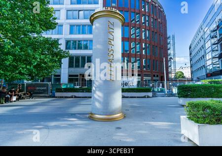 L'emblématique colonne Litfaß de la Litfaß-Platz à Mitte, Berlin, se dresse au milieu des bâtiments modernes par un après-midi ensoleillé d'été. Banque D'Images