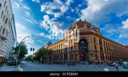 Bâtiment néo-roman Postfuhramt sur Oranienburger Strasse, un monument frappant du XIXe siècle à Berlin Mitte, en Allemagne. Banque D'Images