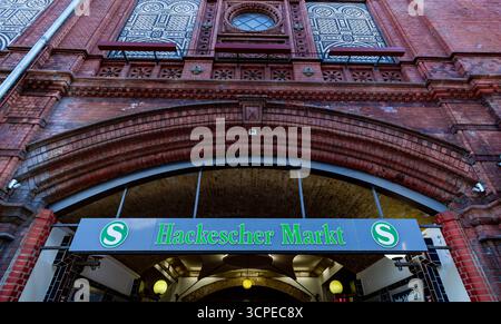 Gros plan à angle bas de la station de S-Bahn Hackescher Markt avec une architecture historique en briques rouges et une entrée voûtée à Berlin Mitte. Banque D'Images