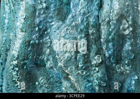 Tissu texturé avec boucles et motifs complexes dans les tons turquoise et sarcelle Banque D'Images
