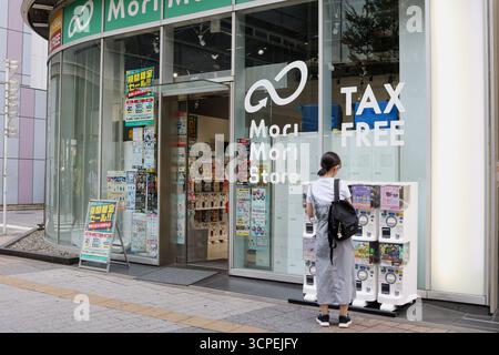 TOKYO, JAPON - 18/2025 : magasin Mori Mori à Akihabara avec gashapon, jouets en capsules plastiques, distributeurs automatiques à l'extérieur. Le magasin achète et vend des téléphones. Banque D'Images