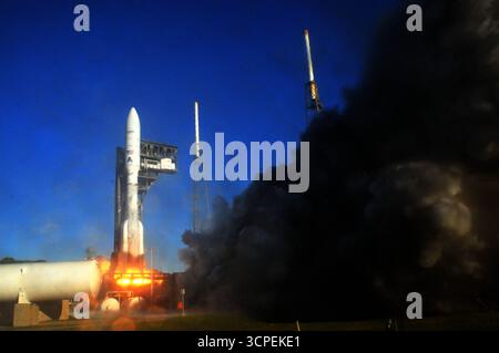Cape Canaveral Space Force Station, Fla., (25 septembre 2025) - Une fusée Atlas V de l'United Launch Alliance (ULA) transportant la mission Kuiper 3 pour le projet Kuiper d'Amazon a décollé le 25 septembre à 8 h 09 HAE du complexe de lancement spatial-41 de la Station spatiale Cape Canaveral. Crédit : Julian Leek/Alamy Live News Banque D'Images