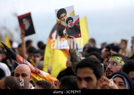 Beyrouth, Liban. 25 septembre 2025. Des partisans du Hezbollah tenant des portraits des anciens dirigeants du Hezbollah Hassan Nasrallah et Hashem Safieddine assistent à un rassemblement de masse dans la région de Raouche à Beyrouth, Liban, le 25 septembre 2025. Des centaines de partisans du Hezbollah se rassemblent jeudi sur le front de mer de Beyrouth pour commémorer les anciens dirigeants Hassan Nasrallah et Hashem Safieddine. Crédit : Bilal Jawich/Xinhua/Alamy Live News Banque D'Images