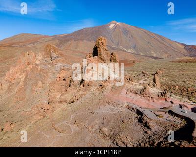 Vue aérienne du paysage volcanique accidenté de Cañadas del Teide, avec le mont Teide s'élevant bien en évidence en arrière-plan. Banque D'Images
