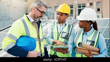 Ingénierie, personnes et tablette avec plan pour l'inspection de panneau solaire, la maintenance et l'énergie propre chat en plein air. Renouvelable, équipe et employés avec Banque D'Images