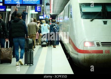 Berlin, Allemagne. 26 septembre 2025. À la gare centrale de Berlin, un passager monte à bord d'un train ICE à destination de Hambourg. Crédit : Annette Riedl/dpa/Alamy Live News Banque D'Images