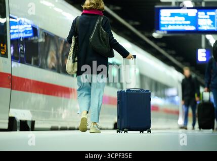 Berlin, Allemagne. 26 septembre 2025. À la gare centrale de Berlin, une femme avec une valise marche jusqu'au train ICE pour Hambourg. Crédit : Annette Riedl/dpa/Alamy Live News Banque D'Images