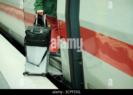 Berlin, Allemagne. 26 septembre 2025. Un passager monte à bord d'un train ICE à destination de Hambourg à la gare centrale de Berlin. Crédit : Annette Riedl/dpa/Alamy Live News Banque D'Images