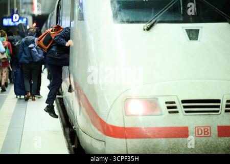Berlin, Allemagne. 26 septembre 2025. Les passagers montent à bord d'un train ICE à destination de Hambourg à la gare centrale de Berlin. Crédit : Annette Riedl/dpa/Alamy Live News Banque D'Images
