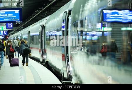 Berlin, Allemagne. 26 septembre 2025. À la gare centrale de Berlin, les passagers, certains avec des valises, marchent à côté d'un train ICE pour Hambourg. Crédit : Annette Riedl/dpa/Alamy Live News Banque D'Images