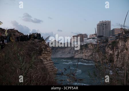 Beyrouth, Liban. 25 septembre 2025. Commémoration de l'anniversaire de la mort du secrétaire général du Hezbollah Hassan Nasrallah sur la corniche de Beyrouth à Raouche, où les participants portaient ses portraits, effigies d'autres membres du Hezbollah et drapeaux du parti aux côtés d'autres. Photo prise à Beyrouth, Liban - 25 septembre 2025. Photo Sandro Basili/ABACAPRESS.COM crédit : Abaca Press/Alamy Live News Banque D'Images