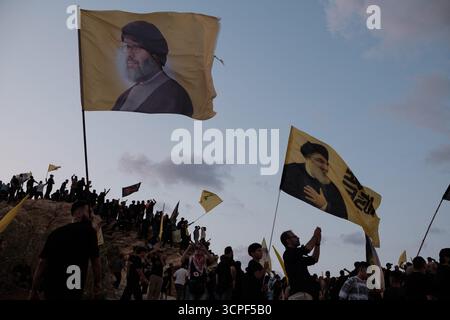 Beyrouth, Liban. 25 septembre 2025. Commémoration de l'anniversaire de la mort du secrétaire général du Hezbollah Hassan Nasrallah sur la corniche de Beyrouth à Raouche, où les participants portaient ses portraits, effigies d'autres membres du Hezbollah et drapeaux du parti aux côtés d'autres. Photo prise à Beyrouth, Liban - 25 septembre 2025. Photo Sandro Basili/ABACAPRESS.COM crédit : Abaca Press/Alamy Live News Banque D'Images