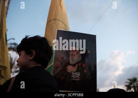Beyrouth, Liban. 25 septembre 2025. Commémoration de l'anniversaire de la mort du secrétaire général du Hezbollah Hassan Nasrallah sur la corniche de Beyrouth à Raouche, où les participants portaient ses portraits, effigies d'autres membres du Hezbollah et drapeaux du parti aux côtés d'autres. Photo prise à Beyrouth, Liban - 25 septembre 2025. Photo Sandro Basili/ABACAPRESS.COM crédit : Abaca Press/Alamy Live News Banque D'Images